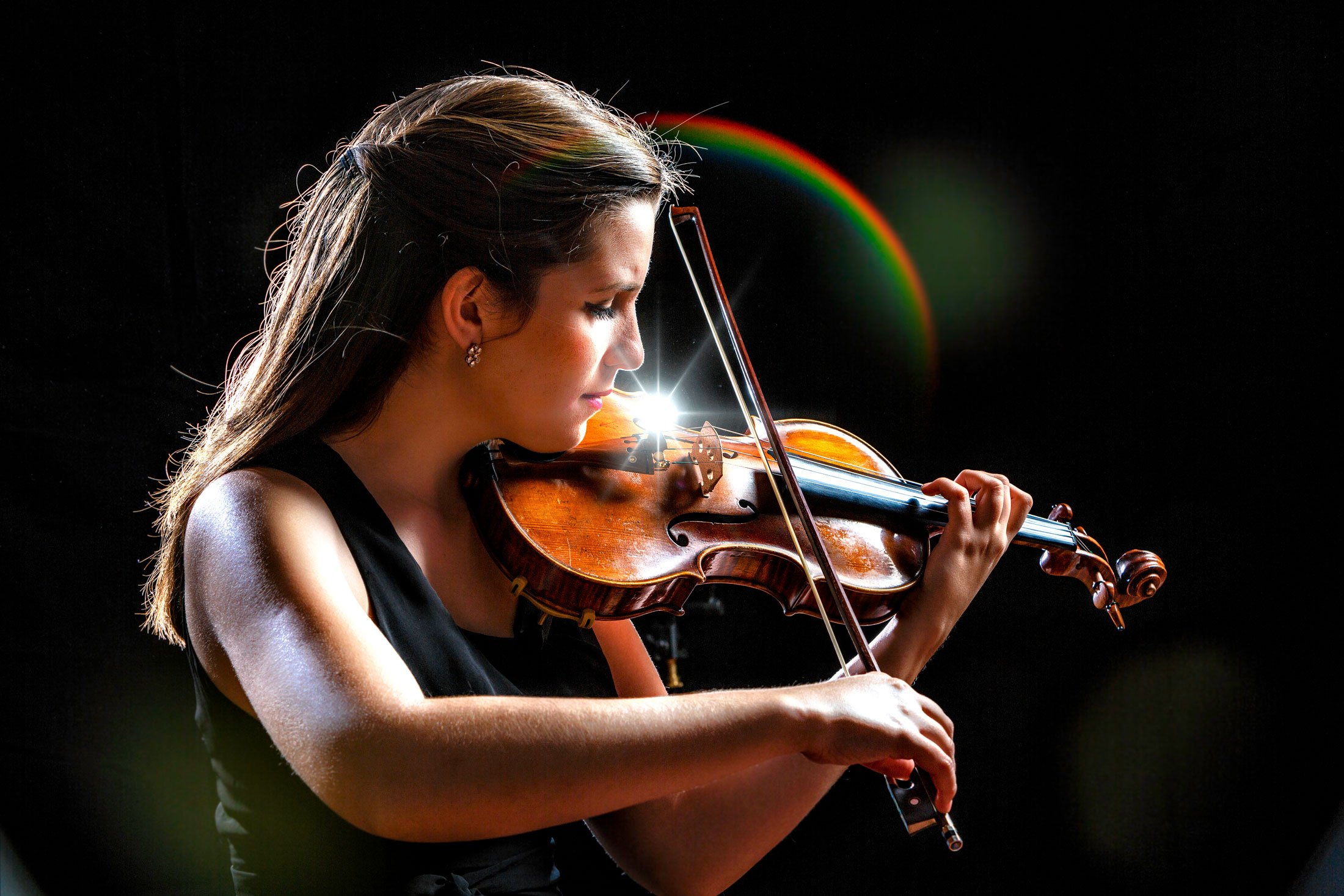 woman playing violin
