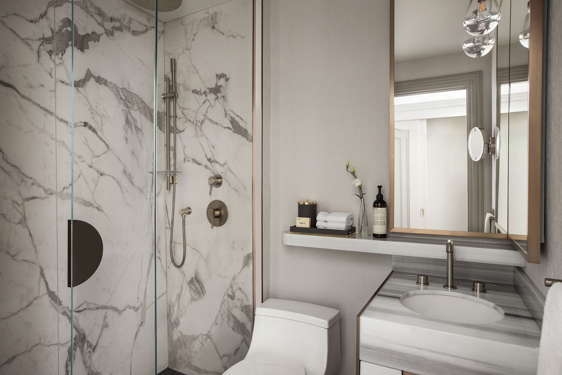 Deluxe Lakeview Bathroom